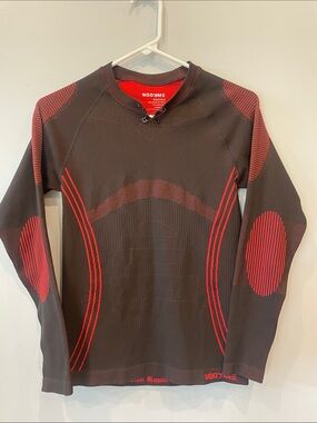 NOOYME Black and Red Seamless Athletic Top  like new